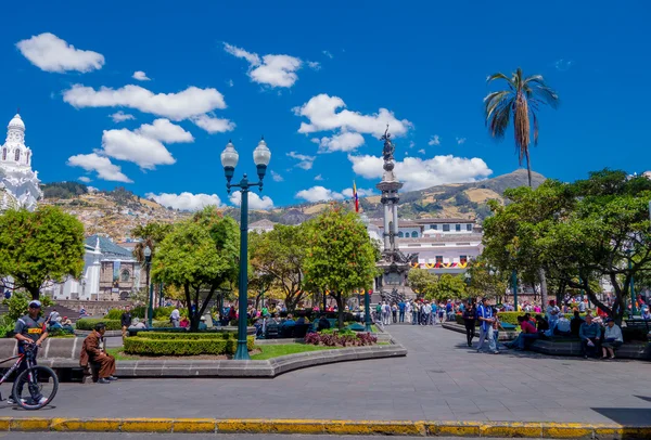 QUITO, ÉQUATEUR - MARZO 23, 2015 : Monument d'indépendance lumineux au milieu de la place à Quito par une belle journée — Photo