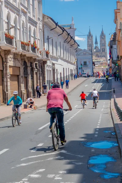 QUITO, ECUADOR - MARZO 23, 2015: The sundays in the historical center of Quito, unidentified people make some excercise early in the morning — Stock Photo, Image