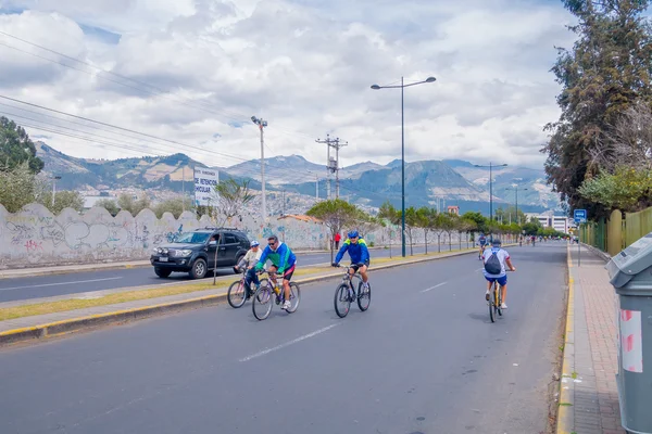 키토, 에콰도르 - 마르조 23, 2015 : 거리에서 운동을하고 정체불명의 자전거, 도로는 격려 스포츠를 폐쇄 — 스톡 사진