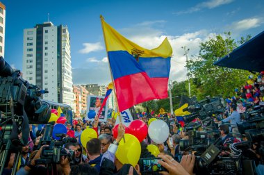 Quito, Ekvator - 7 Nisan 2016: Closeup muhalefet lideri Andres kişi, polis ve anti Shyris Avenue hükümet protesto sırasında gazeteciler tarafından çevrili Paez