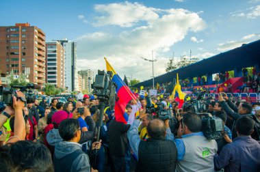 Quito, Ekvator - 7 Nisan 2016: Closeup muhalefet lideri Andres kişi, polis ve anti Shyris Avenue hükümet protesto sırasında gazeteciler tarafından çevrili Paez
