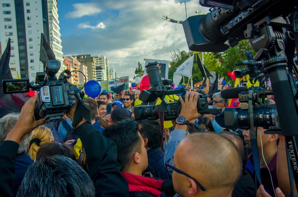 Κίτο, Εκουαδόρ - 7 Απριλίου 2016: Closeup ηγέτη της αντιπολίτευσης Andres Paez περιβάλλεται από ανθρώπους, αστυνομικών και δημοσιογράφων κατά τη διάρκεια αντι διαδηλώσεων στη λεωφόρο Shyris — Φωτογραφία Αρχείου