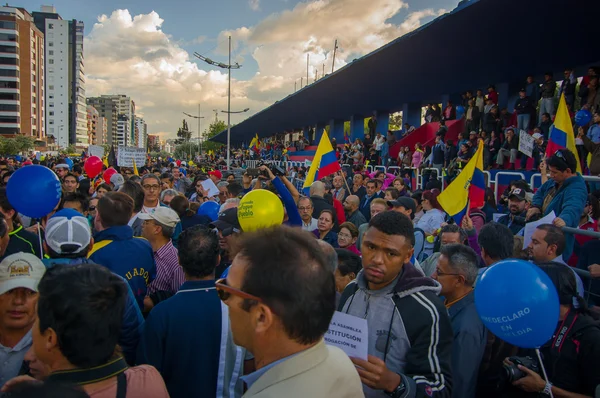 Quito, Ecuador - 7 de abril de 2016: Grupo de personas, policías y periodistas durante protestas antigubernamentales en la Avenida Shyris — Foto de Stock