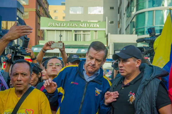 Quito, Ekwador - 7 kwietnia 2016: Lider opozycji zbliżenie Andres Paez otoczony przez ludzi, policji i dziennikarzy podczas anty rząd protesty w Shyris Avenue — Zdjęcie stockowe