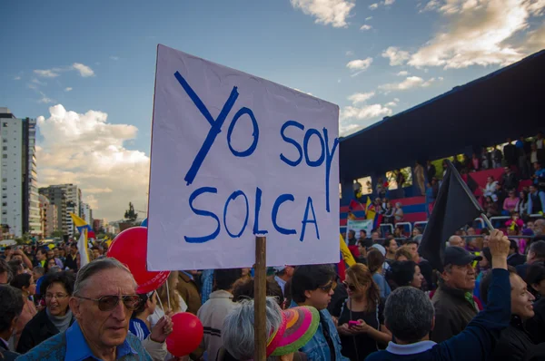 Кито, Эквадор - 7 апреля 2016 года: Группа людей, держащих знаки протеста, полицию и журналистов во время антиправительственных протестов на проспекте Ширис — стоковое фото