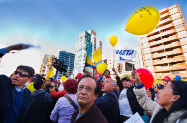 Quito, Ekvator - 7 Nisan 2016: Grup insanlar Holding protesto işaretler, polis ve anti Shyris Avenue hükümet protesto sırasında gazeteciler ile balonlar