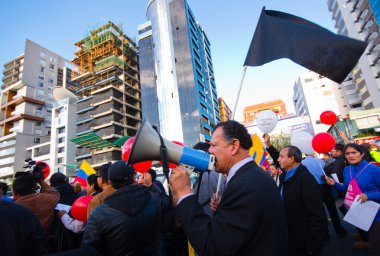 Quito, Ekvator - 7 Nisan 2016: Grup insanlar Holding protesto işaretler, polis ve anti Shyris Avenue hükümet protesto sırasında gazeteciler ile balonlar