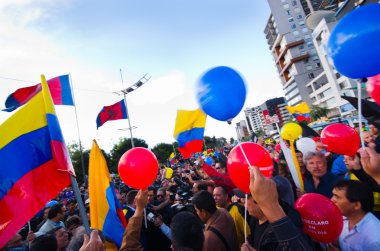 Quito, Ekvator - 7 Nisan 2016: Grup insanlar Holding protesto işaretler, polis ve anti Shyris Avenue hükümet protesto sırasında gazeteciler ile balonlar