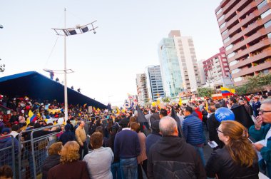 Quito, Ekvator - 7 Nisan 2016: Grup insanlar Holding protesto işaretler, polis ve anti Shyris Avenue hükümet protesto sırasında gazeteciler ile balonlar
