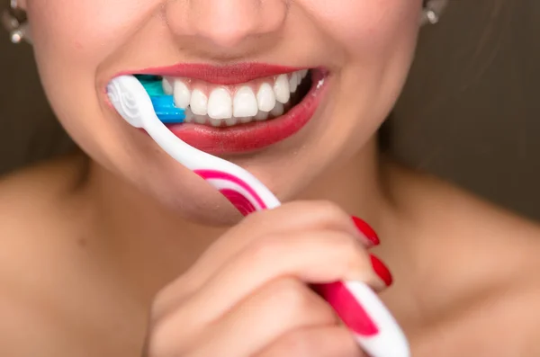 Primer plano de las mujeres jóvenes boca y dientes blancos, utilizando cepillo de dientes — Foto de Stock