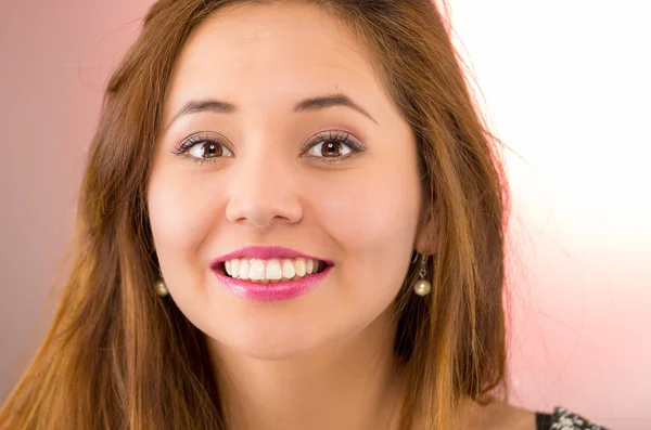 Fejlövés fiatal szép spanyol nő barna, vörös rúzs, mosolyogva a fényképezőgép, rózsaszín háttér — Stock Fotó