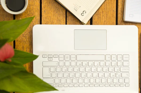 Witte laptop, Kladblok en koffie cup eventueeel above zittend op houten oppervlak — Stockfoto