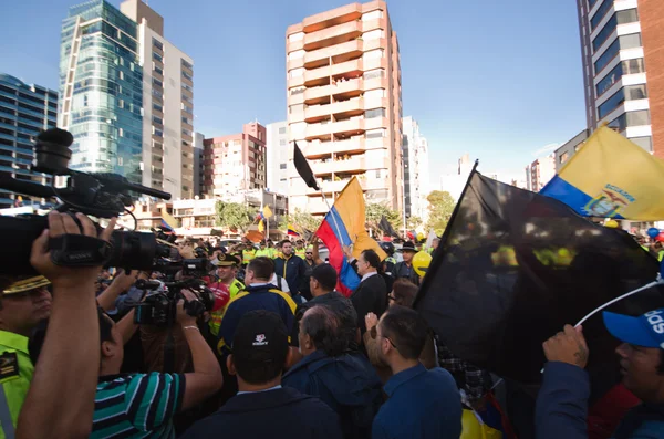 Quito, Ecuador - 7 de abril de 2016: Grupo de personas sosteniendo pancartas de protesta, globos con policías y periodistas durante protestas antigubernamentales en la Avenida Shyris — Foto de Stock