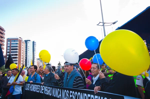 Quito, Ecuador - 7 de abril de 2016: Grupo de personas sosteniendo pancartas de protesta, globos con policías y periodistas durante protestas antigubernamentales en la Avenida Shyris — Foto de Stock