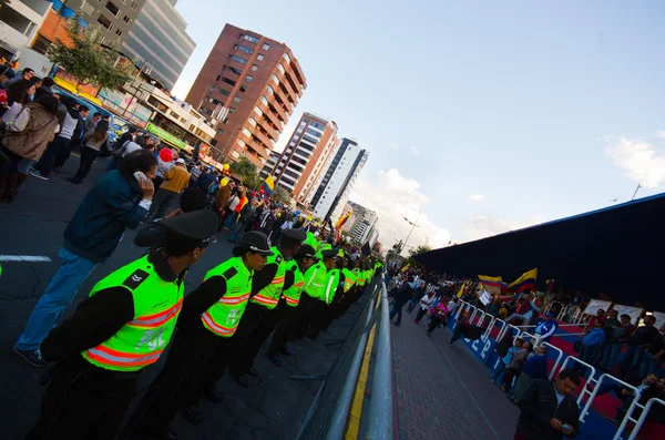 Quito, Ecuador - 7 de abril de 2016: Policía a la espera de una marcha pacífica contra los impuestos en la avenida Shyris, hermoso cielo azul y antecedentes de edificios — Foto de Stock