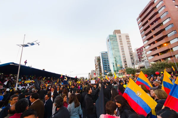 Quito, Ekvator - 7 Nisan 2016: Grup insanlar Holding protesto işaretler, polis ve anti Shyris Avenue hükümet protesto sırasında gazeteciler ile balonlar — Stok fotoğraf