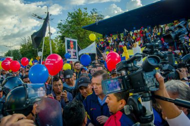 Quito, Ekvator - 7 Nisan 2016: Closeup muhalefet lideri Andres kişi, polis ve anti Shyris Avenue hükümet protesto sırasında gazeteciler tarafından çevrili Paez