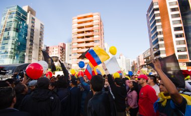 Quito, Ekvator - 7 Nisan 2016: Grup insanlar Holding protesto işaretler, polis ve anti Shyris Avenue hükümet protesto sırasında gazeteciler ile balonlar