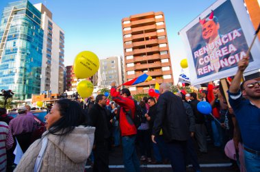 Quito, Ekvator - 7 Nisan 2016: Grup insanlar Holding protesto işaretler, polis ve anti Shyris Avenue hükümet protesto sırasında gazeteciler ile balonlar