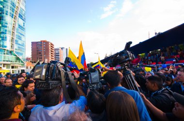 Quito, Ekvator - 7 Nisan 2016: Grup insanlar Holding protesto işaretler, polis ve anti Shyris Avenue hükümet protesto sırasında gazeteciler ile balonlar