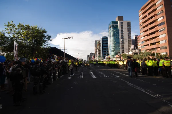 Quito, Ekvator - 7 Nisan 2016: anti Shyris Avenue, güzel mavi gökyüzü ve binaların arka plan hükümet Protesto huzurlu bakan bekleyen polis