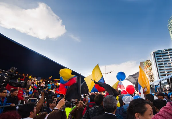 Quito, Ekvator - 7 Nisan 2016: Grup insanlar Holding protesto işaretler, polis ve anti Shyris Avenue hükümet protesto sırasında gazeteciler ile balonlar — Stok fotoğraf