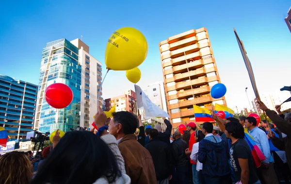 Quito, Ecuador - 7 de abril de 2016: Grupo de personas sosteniendo pancartas de protesta, globos con policías y periodistas durante protestas antigubernamentales en la Avenida Shyris — Foto de Stock