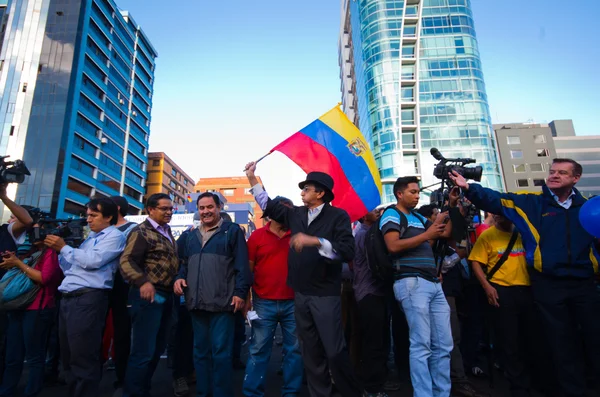 Quito, Ecuador - 7 de abril de 2016: Grupo de personas sosteniendo pancartas de protesta, globos con policías y periodistas durante protestas antigubernamentales en la Avenida Shyris — Foto de Stock