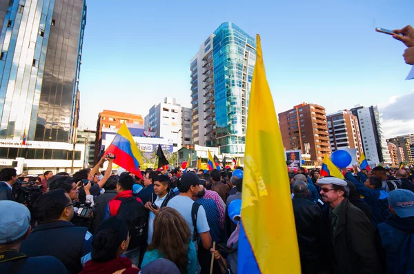 Quito, ecuador - 7. April 2016: Gruppe von Menschen mit Protestschildern, Luftballons mit Polizisten und Journalisten während regierungsfeindlicher Proteste in der Shyris Avenue — Stockfoto