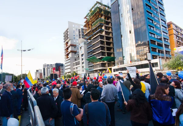 Quito, Ecuador - 7 de abril de 2016: Grupo de personas sosteniendo pancartas de protesta, globos con policías y periodistas durante protestas antigubernamentales en la Avenida Shyris — Foto de Stock