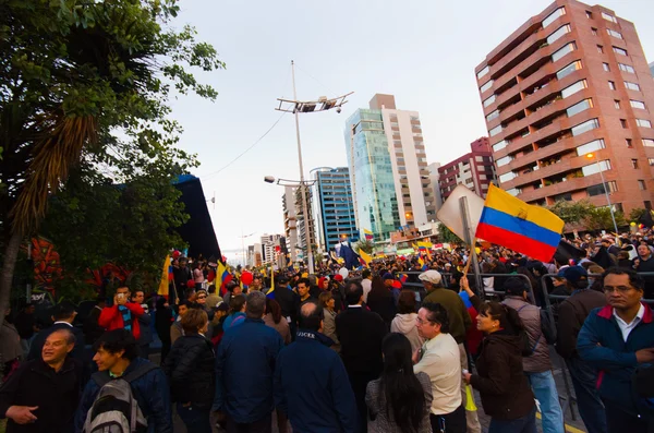 Quito, Equador - 7 de abril de 2016: Grupo de pessoas segurando sinais de protesto, balões com policiais e jornalistas durante protestos antigovernamentais na Avenida Shyris — Fotografia de Stock