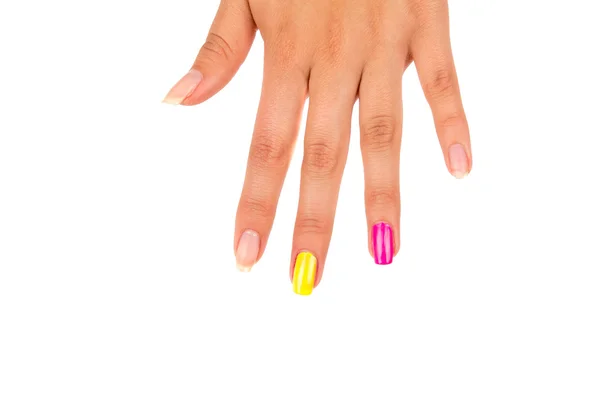 Mano con los dedos extendidos desde arriba uñas de cerca visibles en diferentes colores rosa, amarillo y natural, fondo blanco — Foto de Stock