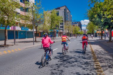 Quito, Ekvator - Marzo 23, 2015: Güneşli gün spor yapmak için yapılmışsa, kimliği belirsiz kişi bu yararlanmak