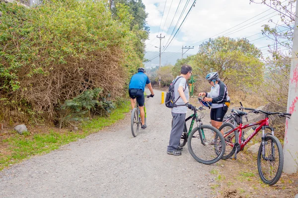 Κίτο, Εκουαδόρ - Μαρτίου 23, 2015: Ζευγάρι αγνώστων σταματήσει να οργανώσει τον εξοπλισμό του ένας ποδηλάτης — Φωτογραφία Αρχείου