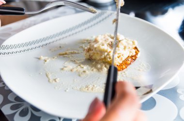 Üstte, bıçak ve çatal kesme gıda içine kremsi akşam yemeği yemek plakalı beyaz portre