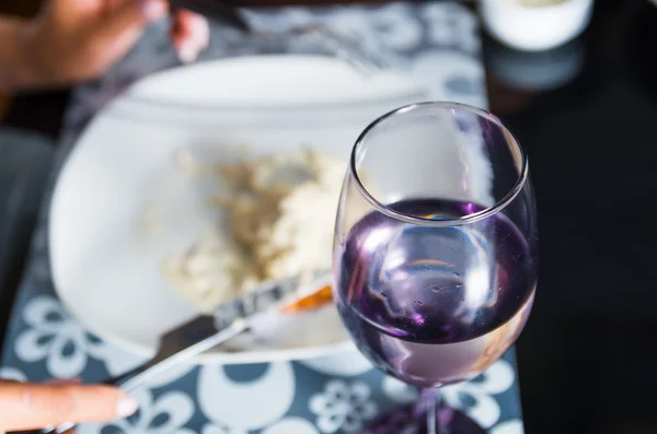 Witte plaat met voedsel op de top, glas aan de voorkant gericht met heldere vloeistof binnen, stijlvolle diner serveren instelling — Stockfoto