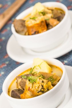 Patates çorbası et ve siste, klas porsiyon servis oturma tablo, mavi masa örtüsü, rahat Restoran arka plan üzerinde beyaz kase