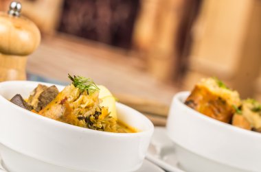 Patates çorbası et ve siste, klas porsiyon servis oturma tablo, mavi masa örtüsü, rahat Restoran arka plan üzerinde beyaz kase