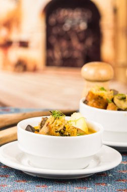 Klas porsiyon patates çorbası et ve siste, mavi masa örtüsü, masanın üzerinde beyaz kase hizmet tuz biber Çalkalayıcılar, rahat Restoran arka plan