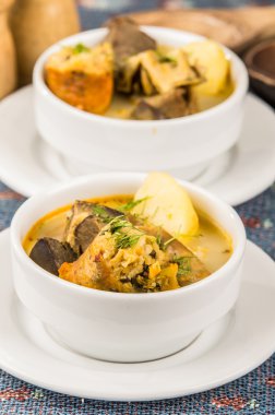 Patates çorbası et ve siste, klas porsiyon servis oturma tablo, mavi masa örtüsü, rahat Restoran arka plan üzerinde beyaz kase