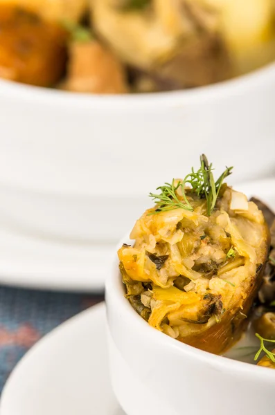 Servizio di classe di zuppa di patate con carne e verdure, servita in ciotole bianche sedute sul tavolo, tovaglia blu, accogliente sfondo del ristorante — Foto Stock