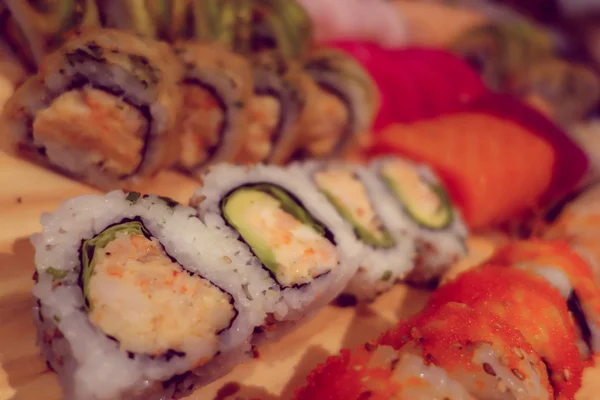 Vértes, ízléses választék sushi tekercs sorakoznak, mint látható felülről oldalon szög — Stock Fotó
