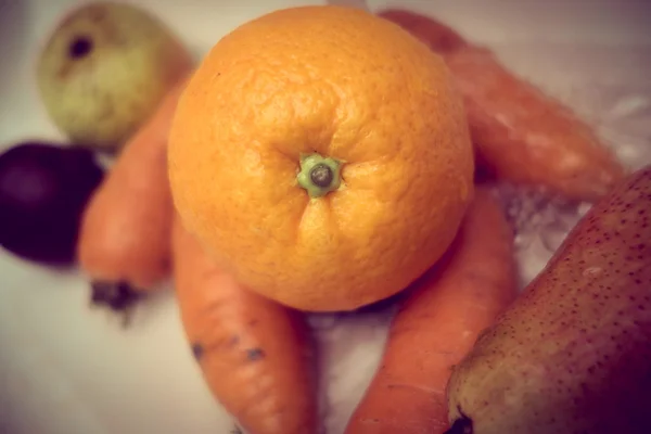 Syrová zelenina, smíšené koncept, mrkev, brambory, ředkvičky a oranžové z ptačí perspektivy — Stock fotografie