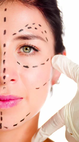 Zbliżenie połowę twarzy kaukaski kobieta z wykropkowanej linii biegnących w okolicy lewego oka, przygotowanie Chirurgia plastyczna — Zdjęcie stockowe