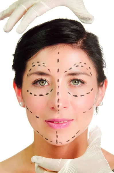 Headshot kaukaski kobieta oznaczonym kropkowaną linią rysowaną wokół twarzy patrząc na kamery, lekarze ręce trzyma głowę, przygotowanie Chirurgia plastyczna — Zdjęcie stockowe