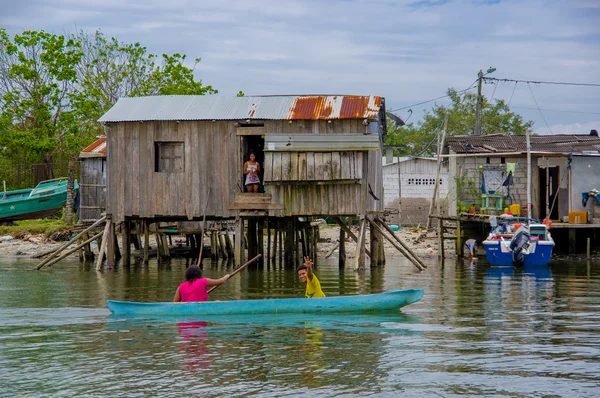 Muisne, Ecuador - 16 de marzo de 2016: Barrios en la parte pobre de la ciudad, en la costa de Ecuador — Foto de Stock