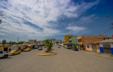 Atacames, Ekvator - 16 Mart 2016: Steet sahil kasabası Ecuadors Kuzey Pasifik kıyısında yer alan bir bakış. Esmeraldas eyaletinde yer almaktadır