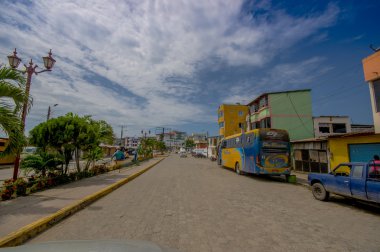 Atacames, Ekvator - 16 Mart 2016: Steet sahil kasabası Ecuadors Kuzey Pasifik kıyısında yer alan bir bakış. Esmeraldas eyaletinde yer almaktadır