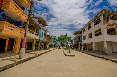 Muisne, Ekvator - 16 Mart 2016: Şehrin ana caddesi, Ekvator Sahil Merkezi binalarda