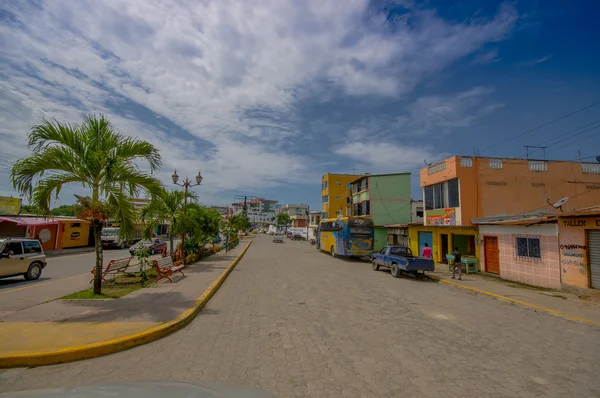 ATACAMES, ECUADOR - 16 de marzo de 2016: Vista de Steet de la ciudad de playa ubicada en la costa norte del Pacífico ecuatoriano. Se encuentra en la provincia de Esmeraldas —  Fotos de Stock